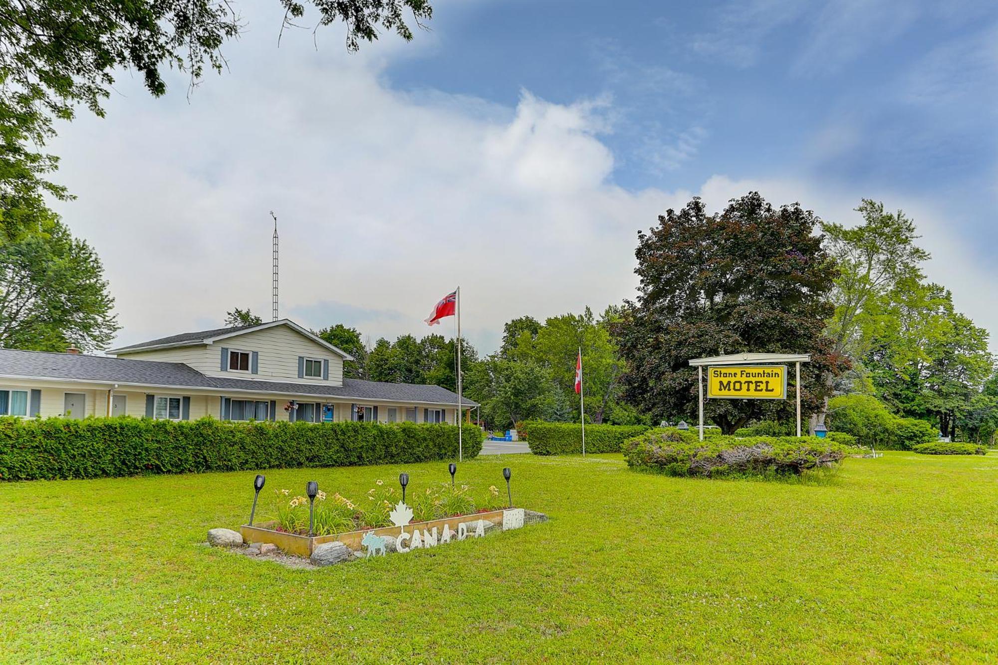 Stone Fountain Motel Fenelon Falls ภายนอก รูปภาพ
