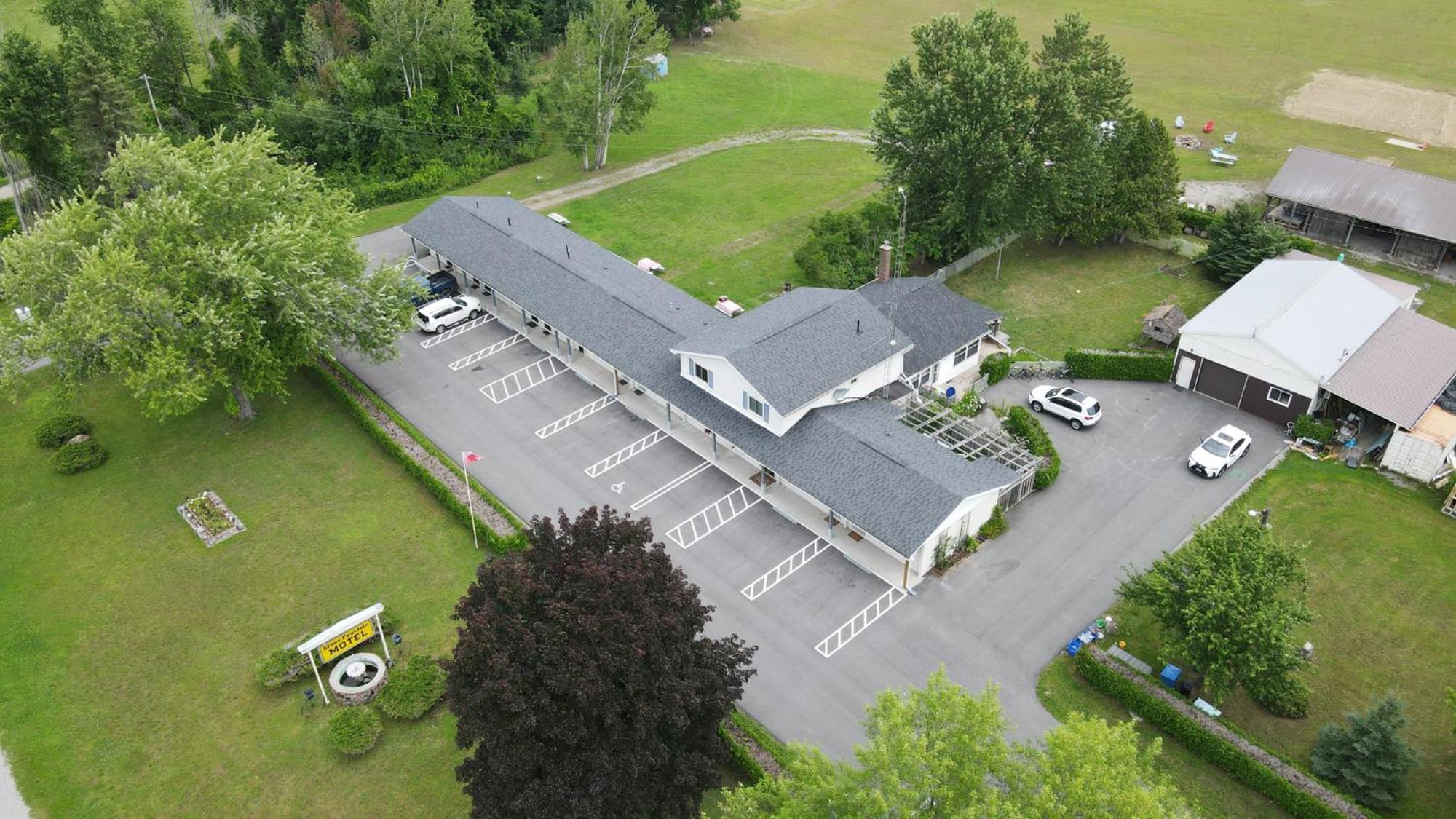 Stone Fountain Motel Fenelon Falls ภายนอก รูปภาพ